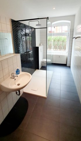 Badezimmer mit Regendusche